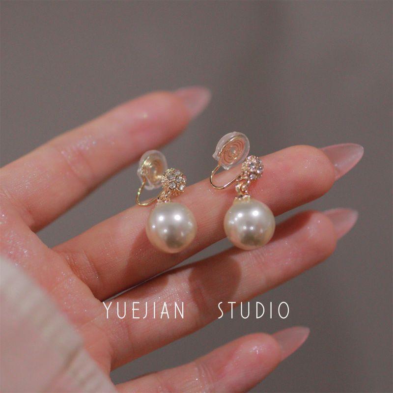 

Yuejian Pearl Grace Socialite Earrings Pair of golden mosquito coil ear clip