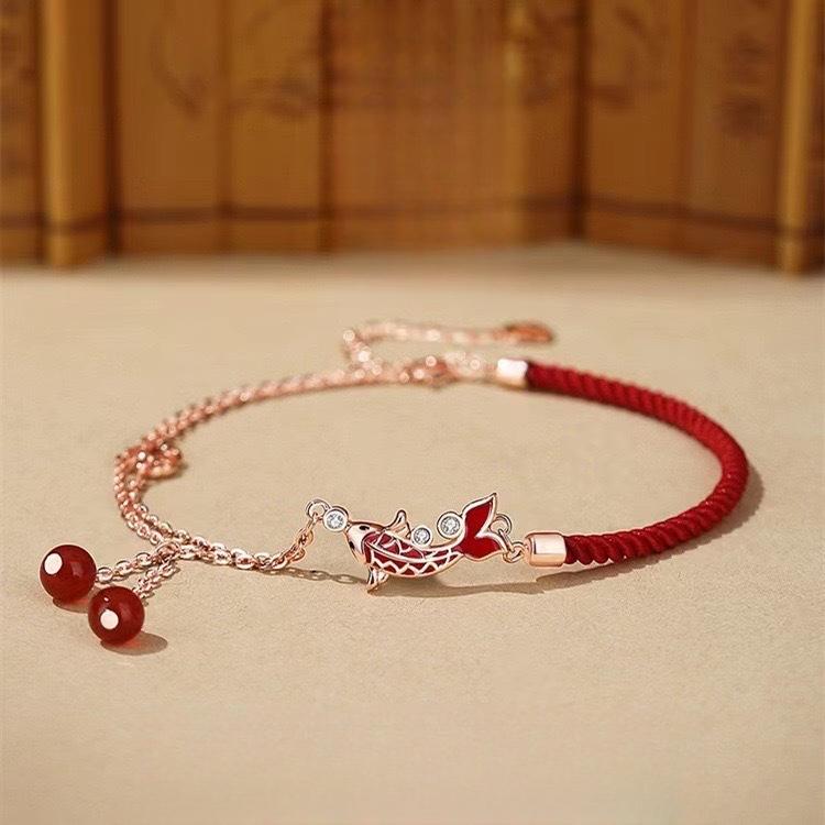 

Новый браслет из красной веревки с кои на берегу для женщин, легкая роскошь, ощущение высокого класса, праздничный и с хорошим значением, натальное украшение для рук в новом китайском стиле