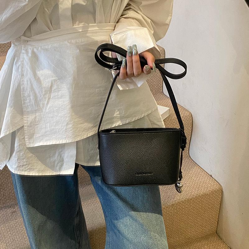 Niche Design Casual Shoulder Bag Women'S Commuter Oblique Span Small Bag Hand Carrying Bucket Bag