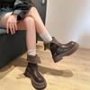 Retro-Style Maillard-Martin-Stiefel in Braun, Damenmodell Herbst/Winter 2025, zwei Tragevarianten, mittelhoher Schaft mit dicker Sohle.