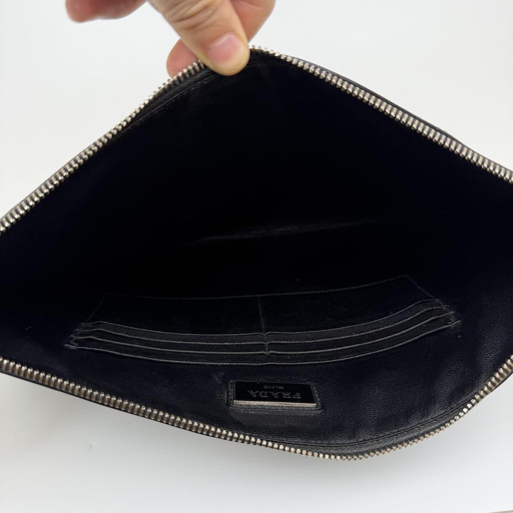 [Gebraucht] Clutch Schwarzes Leder Logo Kreuzschraffur Handtasche Silberne Beschläge - Sehr Gut #1MR3RUN