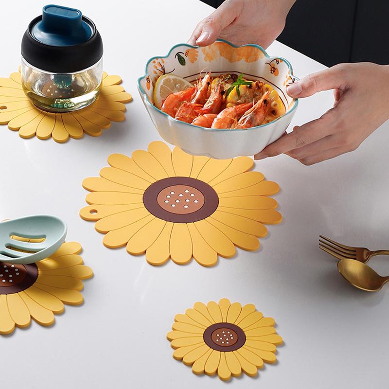 2pcs Silicone Trivet Mat Cute Sunflower Anti Scalding Mat, Heat Insulation Pat for Dishes, Soft Silicone Meal Mat Table Anti Slip Coaster