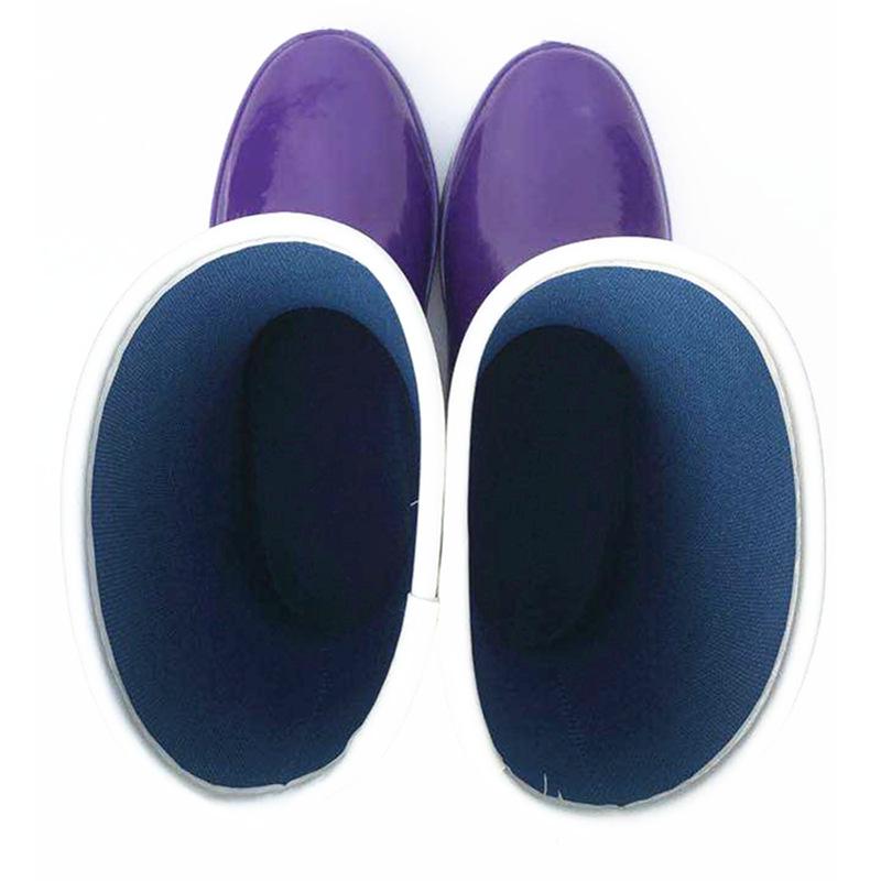 Women's Lightweight Mid-Tube Rubber Rain Boots - Fashionable, Soft, and Sweat-Absorbing for All Seasons.