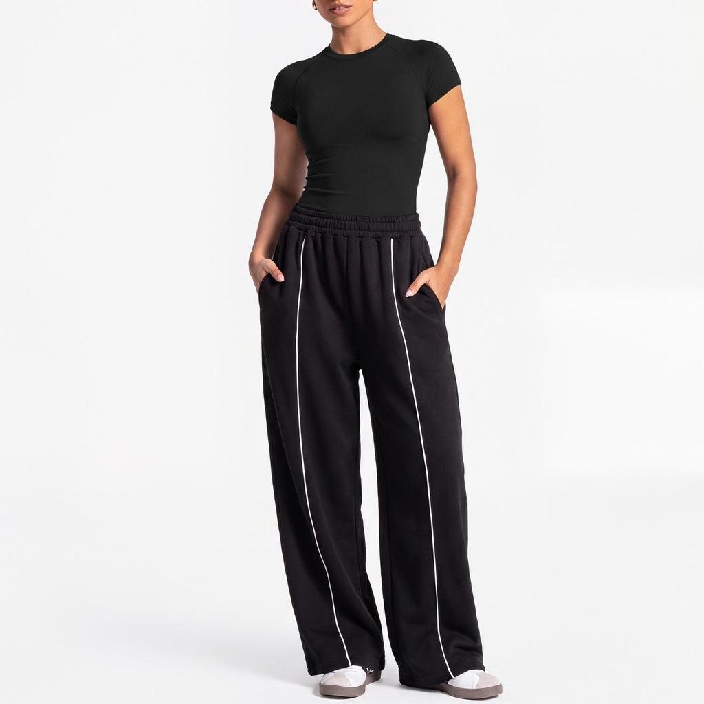 DFYN Wide-Leg Sweatsuit: Loose Sweatpants & Short-Sleeve Top for Yoga and Casual Wear