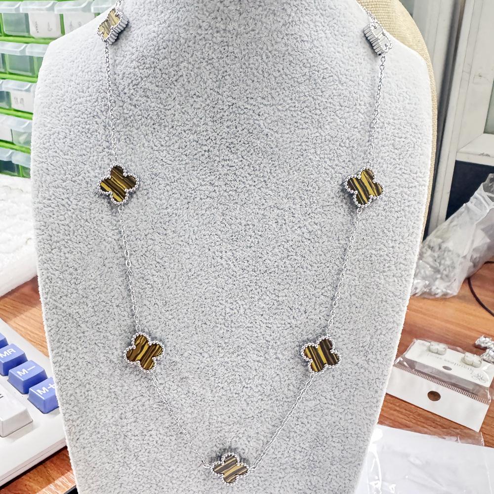 Collier de fleurs de trèfle à quatre feuilles pour la mode féminine, tempérament de luxe léger, chaîne de pull haut de gamme à sept fleurs