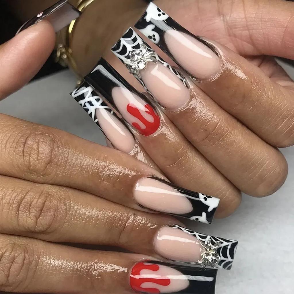 24 Stück Halloween Aufdrücknägel Mittellang Quadratischer Kopf Falsche Nägel mit rotem Blutdesign Tragbare weiße französische künstliche Nagelspitzen