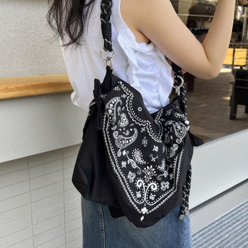 Ta torba crossbody to wszechstronna i modna damska torba podróżna o dużej pojemności i z motywem kwiatu nerkowca.