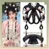 Traje Hanfu de Estilo Antiguo con Maquillaje Elegante y Frescos Accesorios Florales para el Cabello