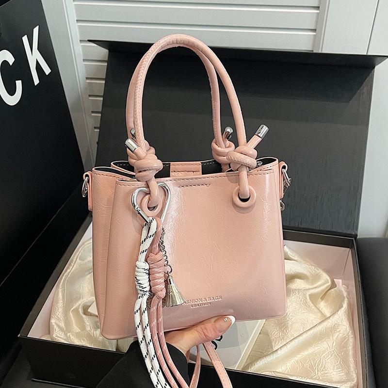 This year's popular retro portable bucket bag, fashionable versatile oil wax leather, high-end commuter messenger women's bag