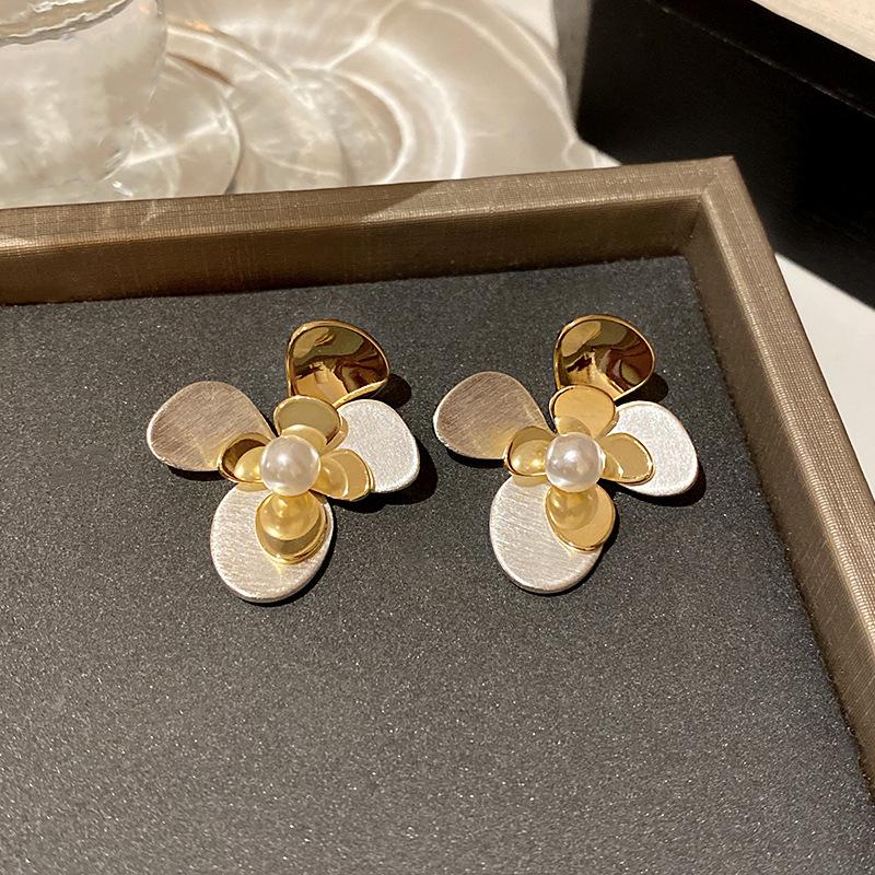 Sterling silver needle contrasting color flower pearl stud earrings women s real gold electroplated earrings temperament ears