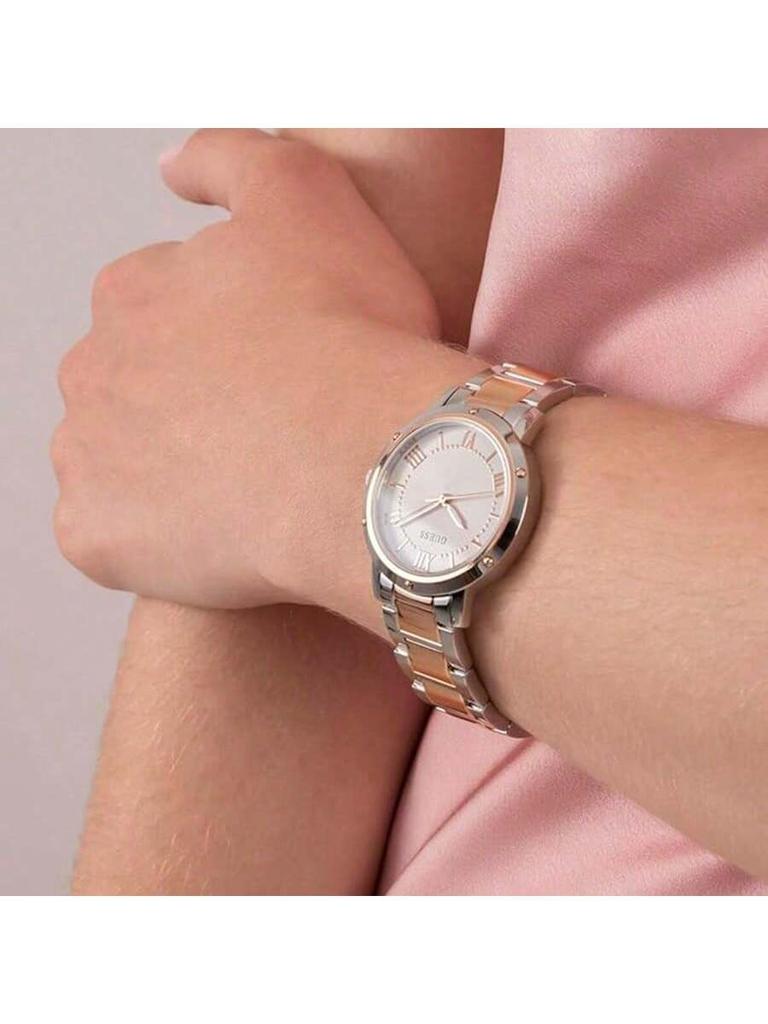 Guess Women's Analogue Quartz Watch – 34 mm Silver Stainless Steel Case & Bracelet, 30m Water-Resistant Fashion Accessory-GW0404L3