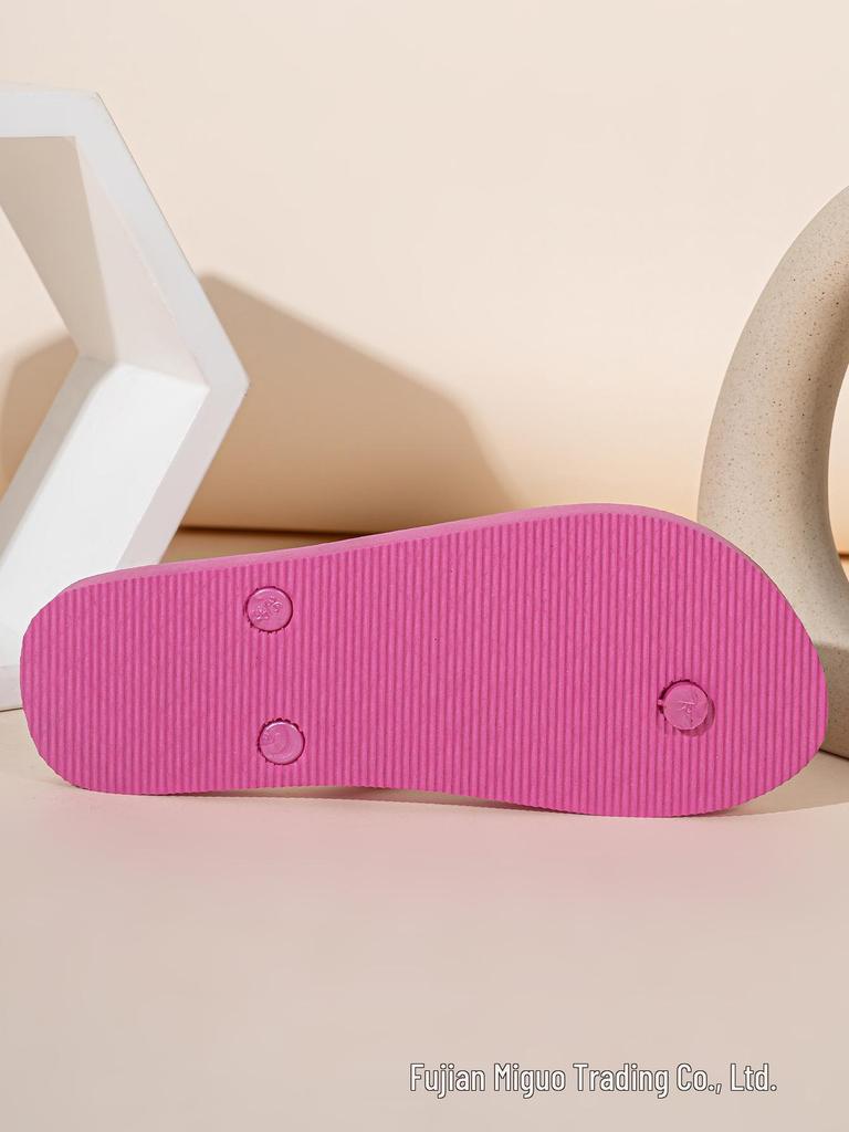 Fashionable and versatile, these women's flip-flops are perfect for the beach, popular among influencers, and feature a stylish, attractive design.