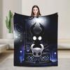 Hollow Knight Spiel Flanelldecke Warme Überwurfdecke für Wohnzimmer Flugzeugreisen Street Trend Bettdecke Sofa Bettbezug