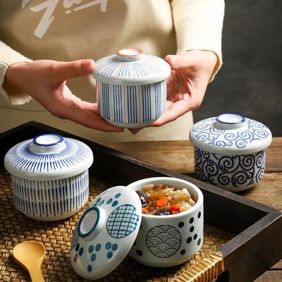 Keramikeintöpfe im japanischen Stil, Keramikschalen, gedämpfte Eier, Vogelnestbecher und gedämpfte Schalen mit Deckel in Hotelrestaurants