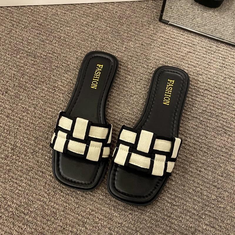 French flat-bottomed cool slippers women's summer outer wear fashion 2025 new Xiaoxiangfeng women's seaside beach sandals
