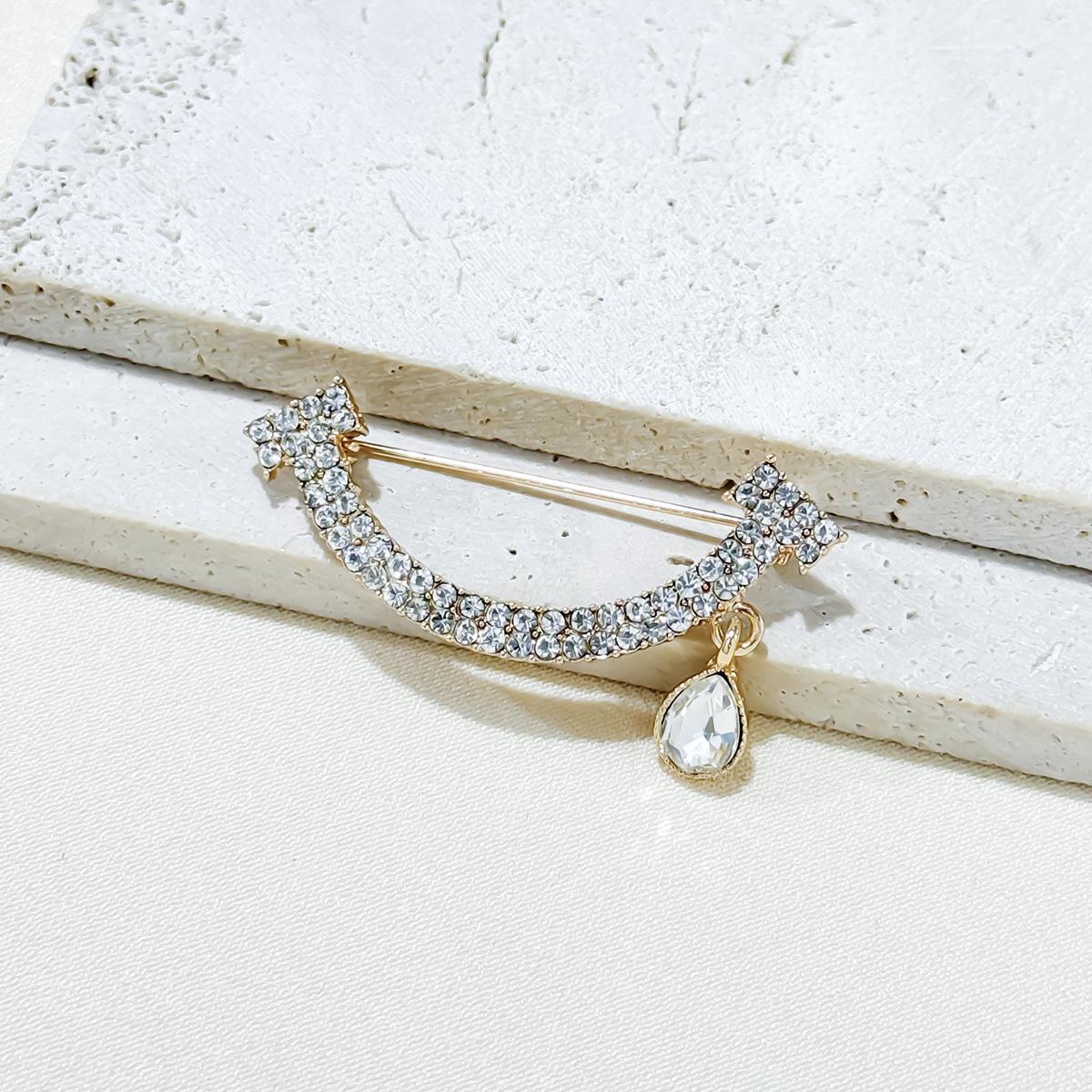 

Брошь «Улыбка», новый нишевый дизайн, булавка, аксессуары, интернет-знаменитость, изысканный корсаж, антибликовый шелковый шарф, пряжка