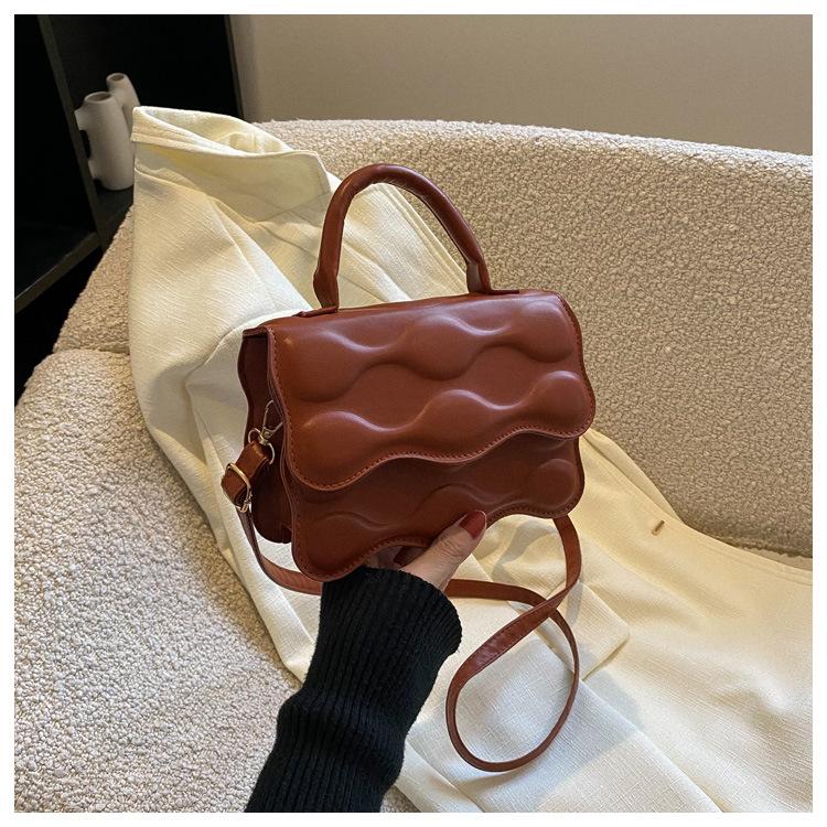

This year, the popular small square bag portable square 2024 new trendy and fashionable spring bag women s high-end messenger women s bag темно-коричневого кольору
