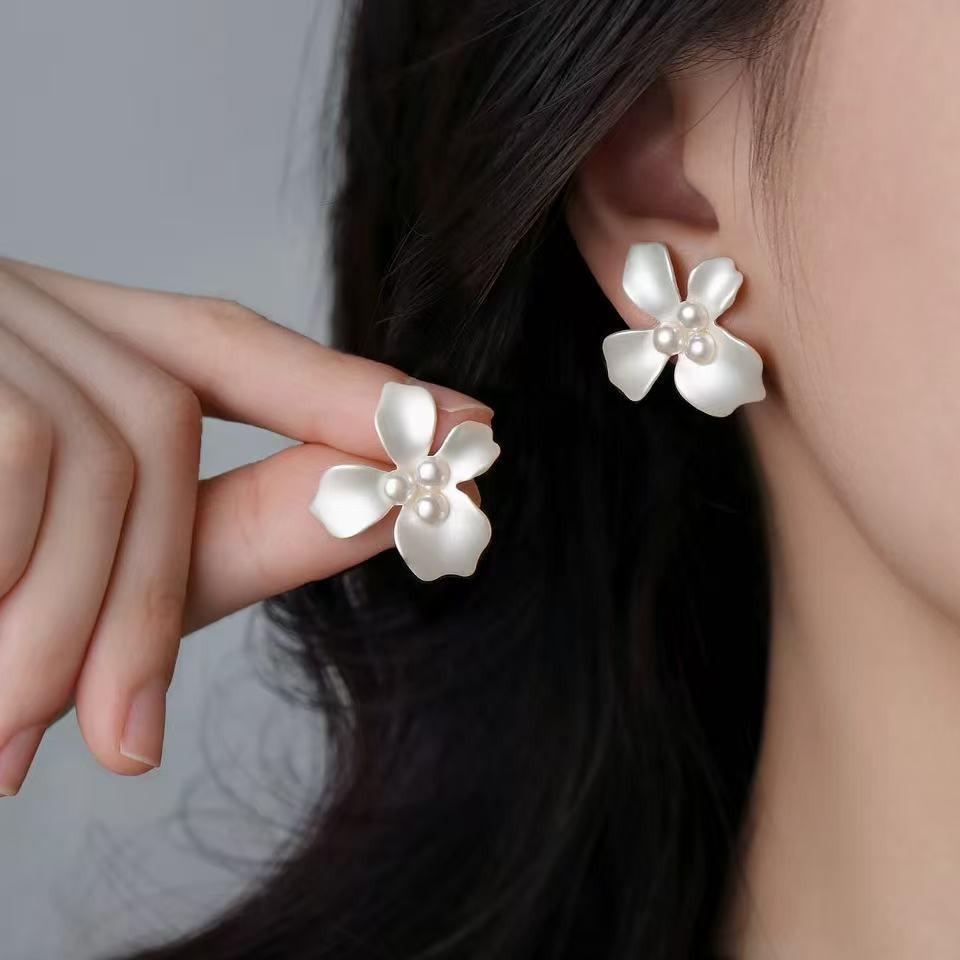 Female Niche Light Luxury Gardenia Earrings 1 pair of earrings