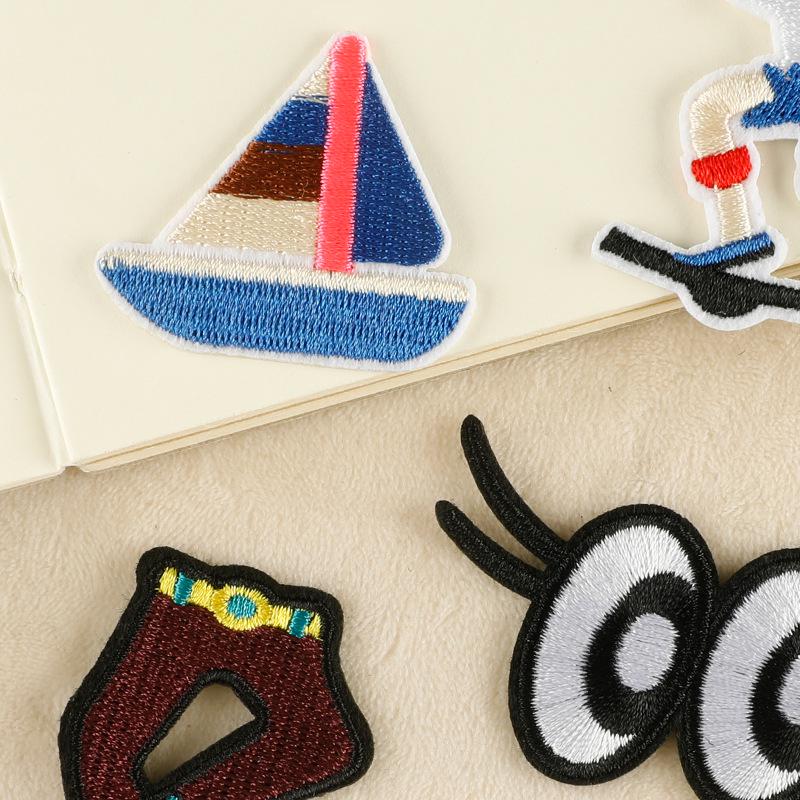 Kreslená oční náplast a vyšívaný odznak na oblečení