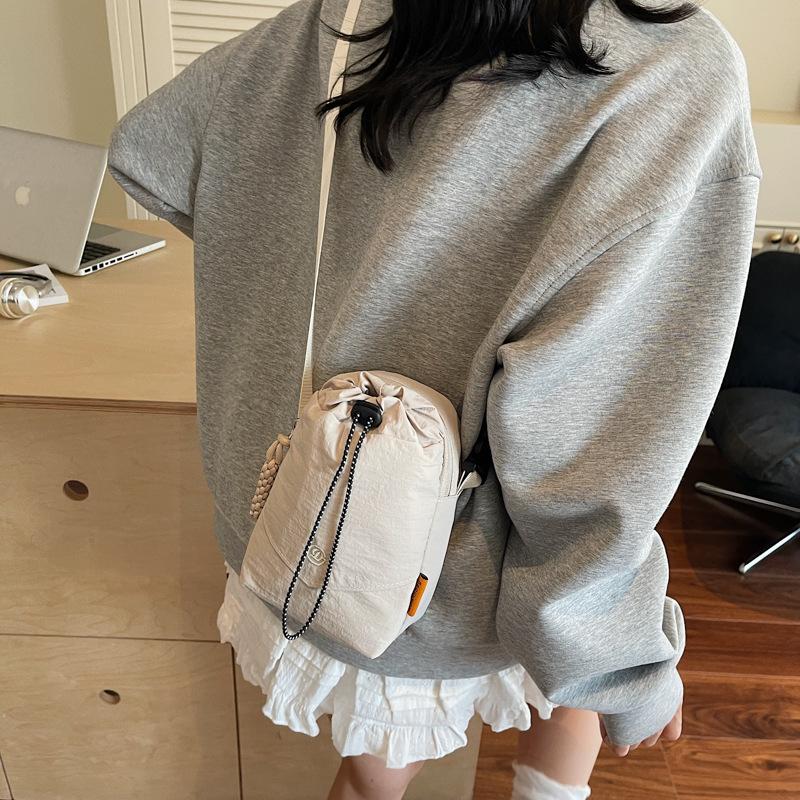 Niche design casual simple texture fashion trend bucket bag 2025 summer personalized women's shoulder messenger bag