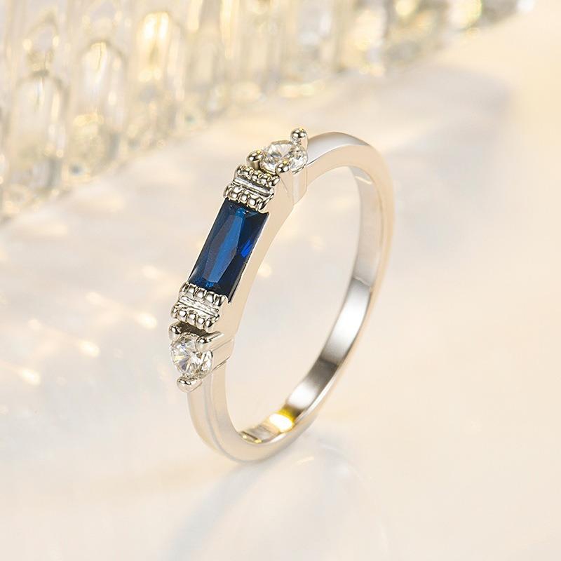 Emerald Ring for Women, Featuring A Geometric and Minimalist Design, A Fashionable Ring That Never Fades In A Long Time