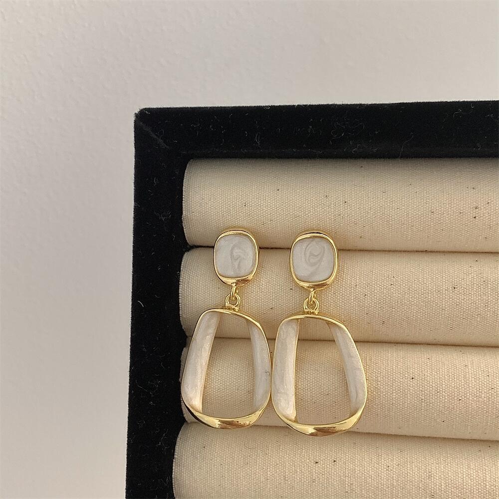 Hollow Out Square Dangle Earrings for Women Simple Metal Twist Enamel Oil Geometry Drop Earrings Party White Wine Red Zircon