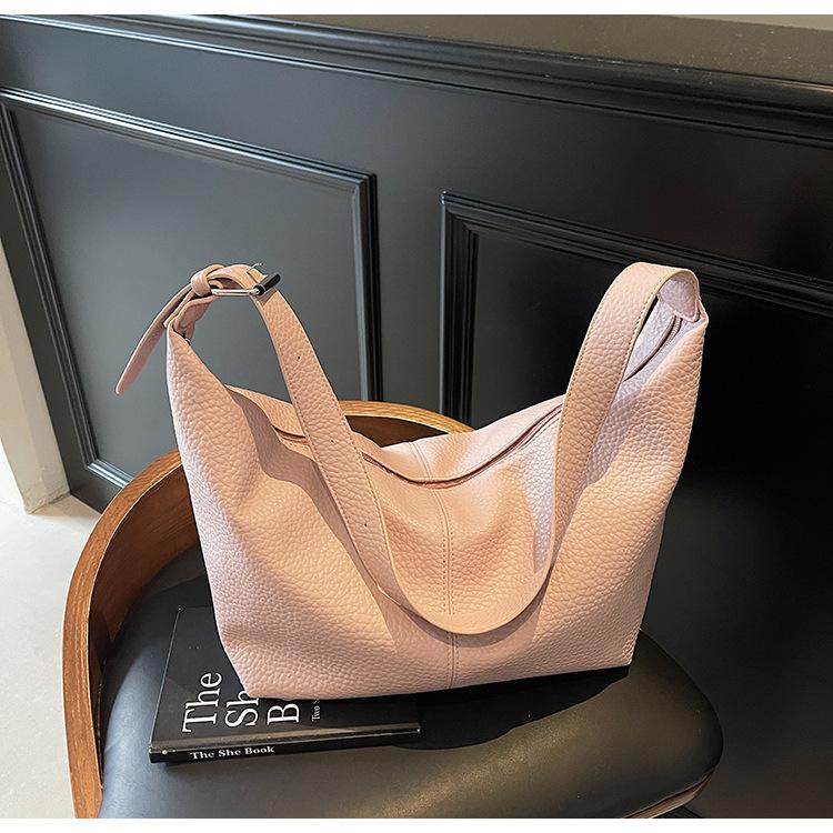 

Premium messenger bag women s 2025 new retro niche large-capacity simple shoulder dumpling bag розовый