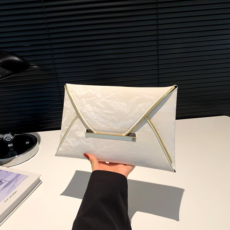 

Літо 2024 новий простий новий темперамент персоналізований тренд маленька квадратна сумка молодіжна сумка-конверт жіноча сумка для дозвілля білий