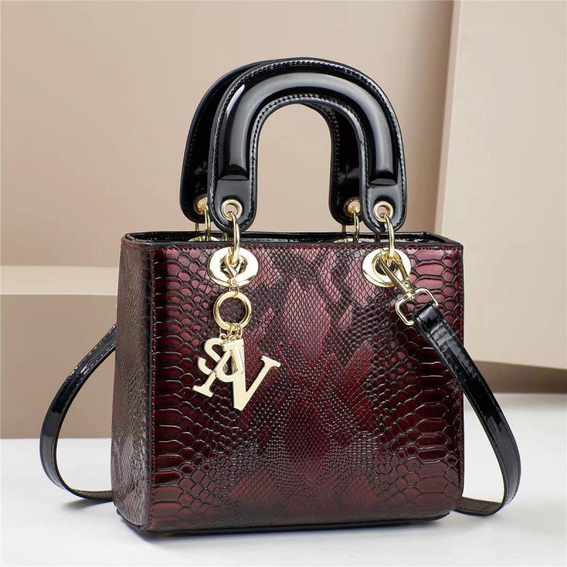 Handbag with A Small Fragrance and Lizard Pattern, with A Fixed Texture and Large Capacity. It Is A One Shoulder Crossbody Handbag for The Consort