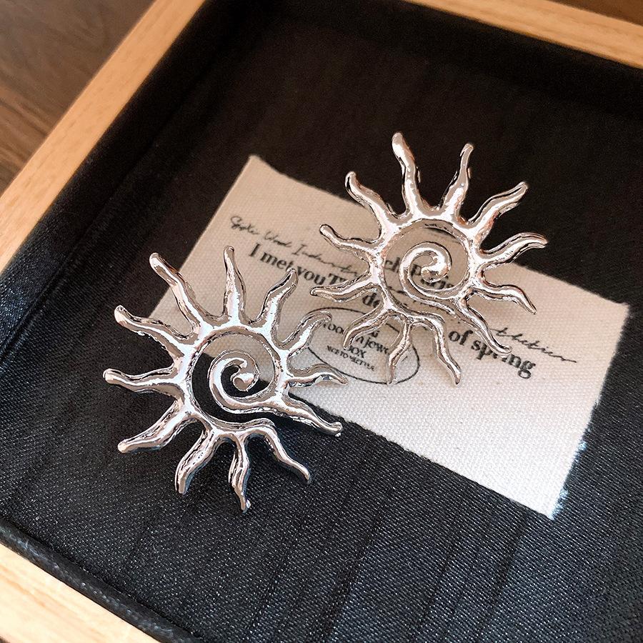 

European and American metal sun hollow earrings, fashionable and simple earrings, light luxury, high-end earrings, design sense, niche