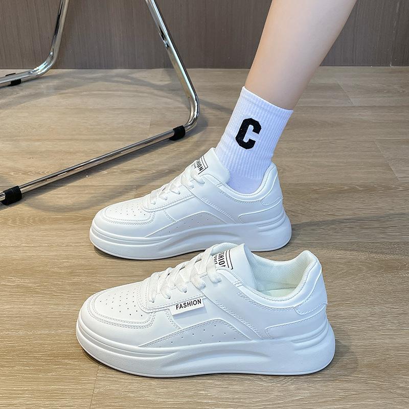 Spring and summer new breathable sports and leisure shoes student soft-soled lace-up board shoes 35