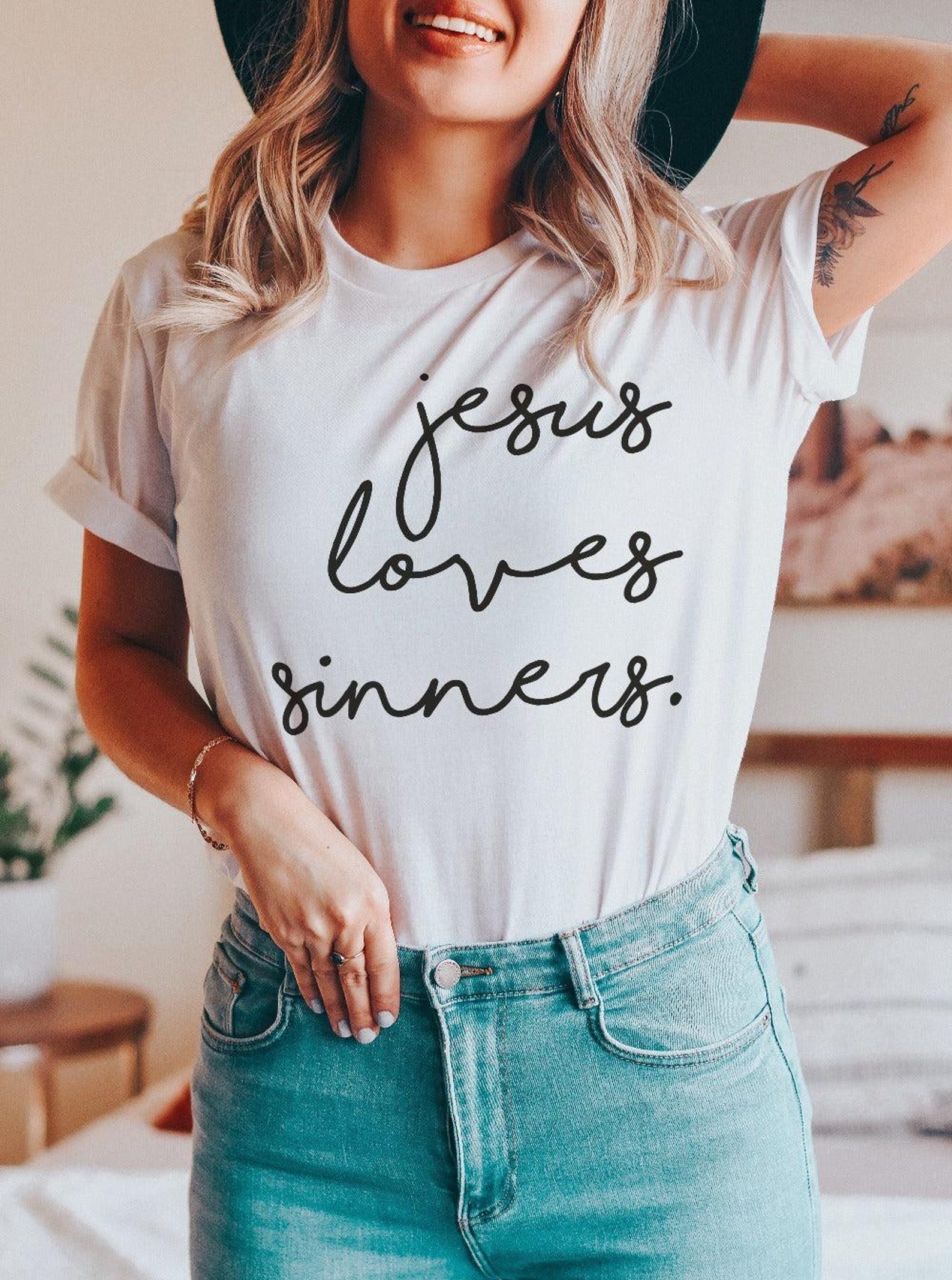 Jesus Loves Sinners | Christian T-Shirt | Ruby s Rubbish® M