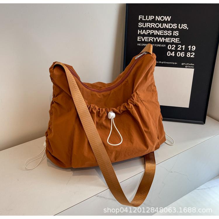 

Корейская версия легкой и вместительной сумки женская 2025 лето новая модная нейлоновая сумка-тоут повседневная на плечо сумка-мессенджер коричневый