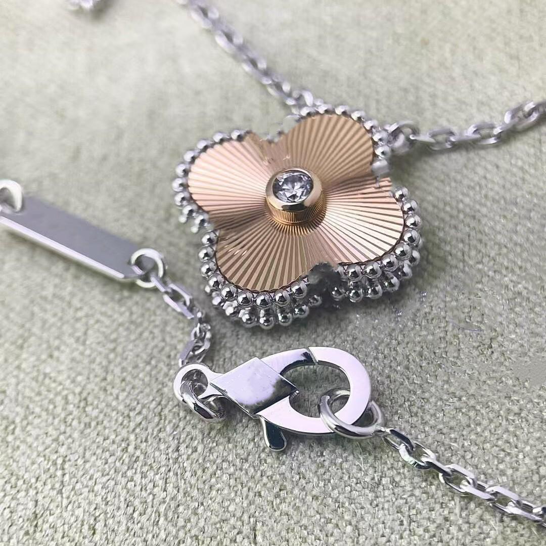 

Seiko V Gold Christmas Edition Two-Tone Four-Leaf Clover Necklace with Laser-Cut Diamond Accent for Women Japanese-Korean серебряный