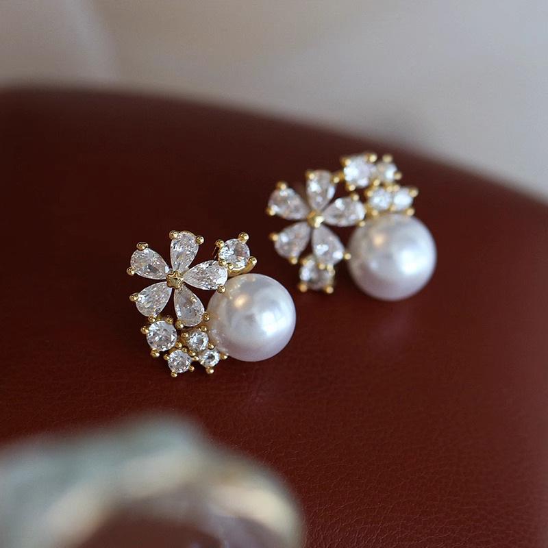 2025 Neue Exquisite Perlenähnliche Weiße Blume Ohrstecker für Frauen Glänzende Geometrische Zirkon Blütenblatt Ohrringe Mode Party Zirkon