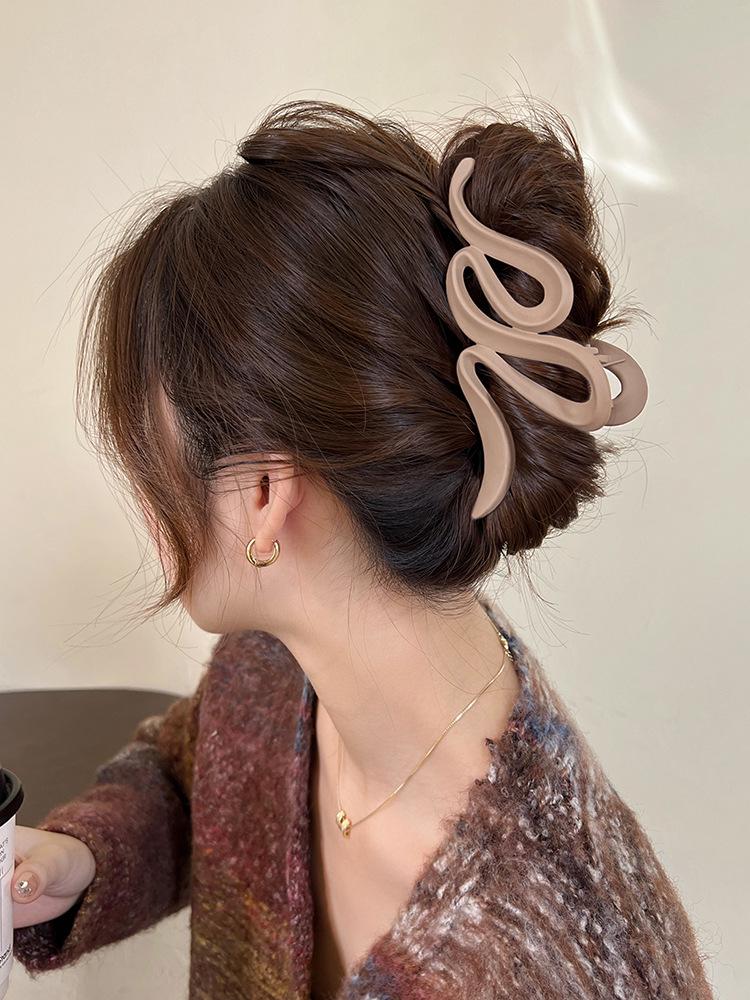 Encounter Maillard Frosted Large Claw Clip: Luxury Shark Hair Accessory for Women 2024