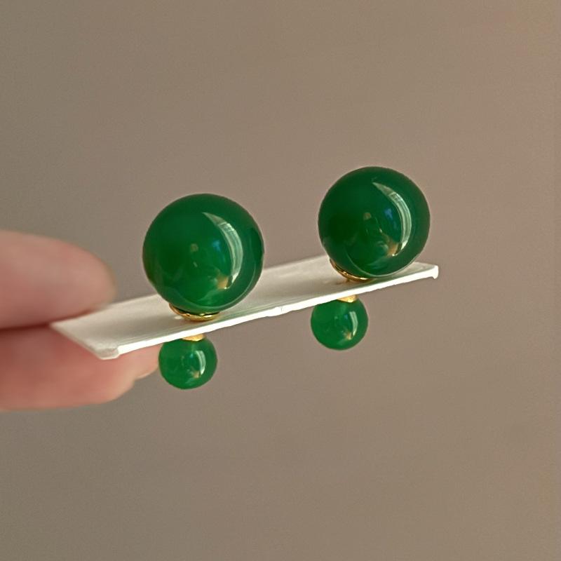 

Подчеркните свой стиль с помощью этих элегантных зеленых сережек в винтажном дизайне зелёный