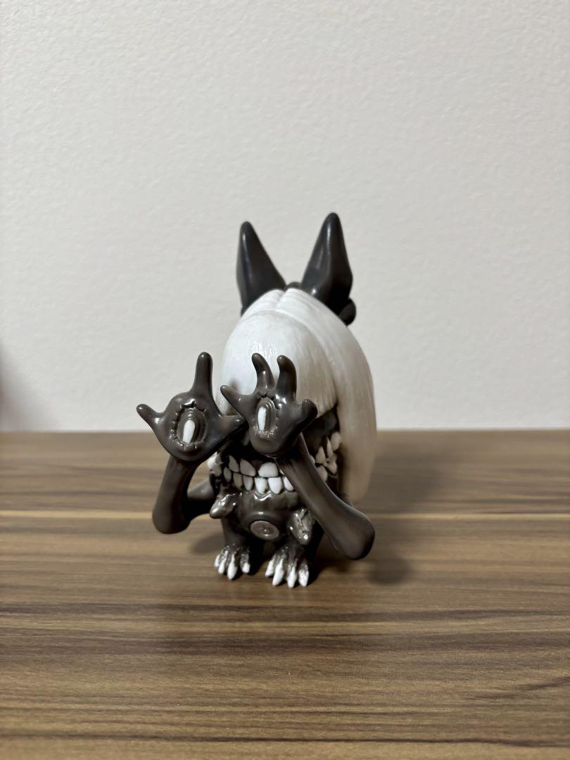 

[USED] Turn Up Toys BUG-Ru-chan Glow-in-the-Dark Soft Vinyl Figure, Monochrome