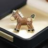 Novo Produto de Ano Novo Ano do Cavalo Óleo Pingado Três Cores Potro Broche Delicado Cravejado com Diamante Versátil Animal Zodíaco Cavalo Alfinete Feminino