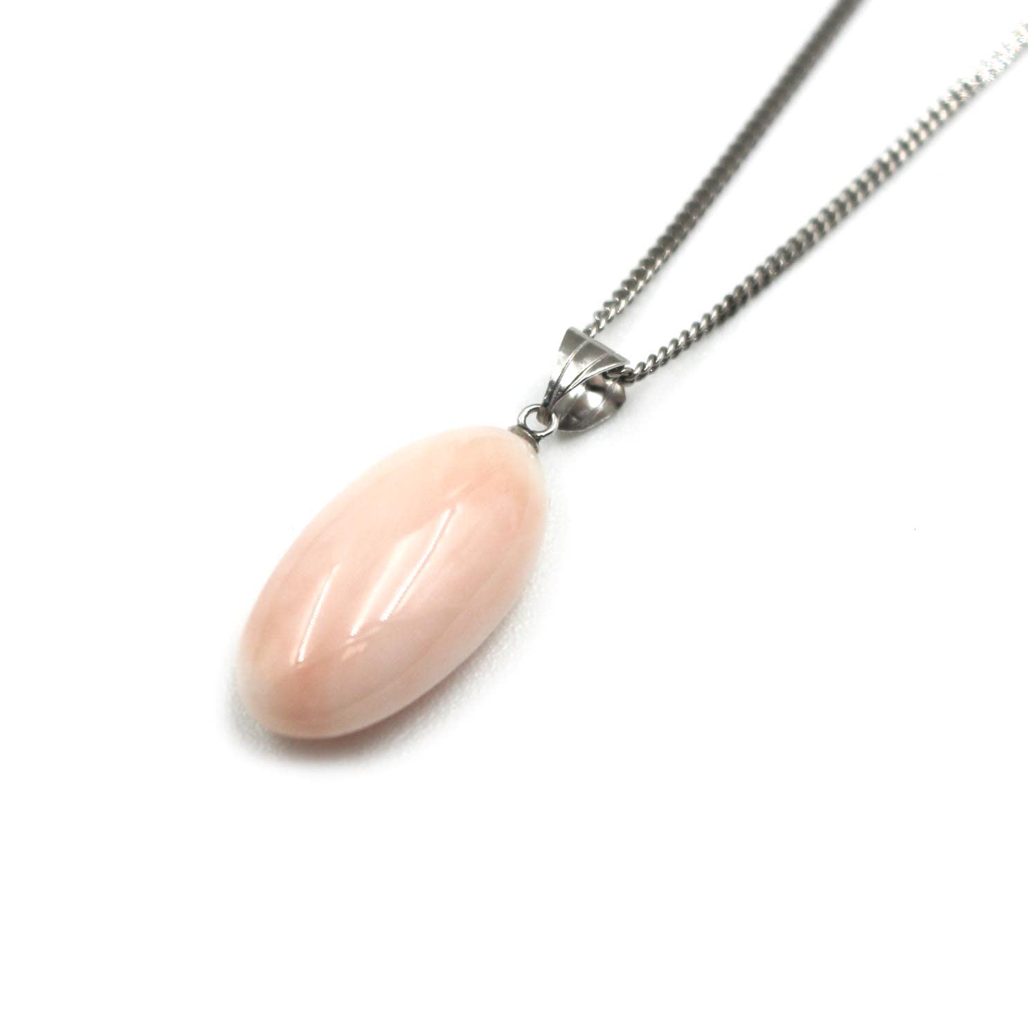 

Овальная подвеска из розового коралла с фурнитурой из белого золота 14 карат, подарочной упаковкой и подарочной биркой. В комплекте посеребренная цепочка длиной 40 см, которую можно заменить на цепочку из золота 18 карат. Без окрашивания розовый