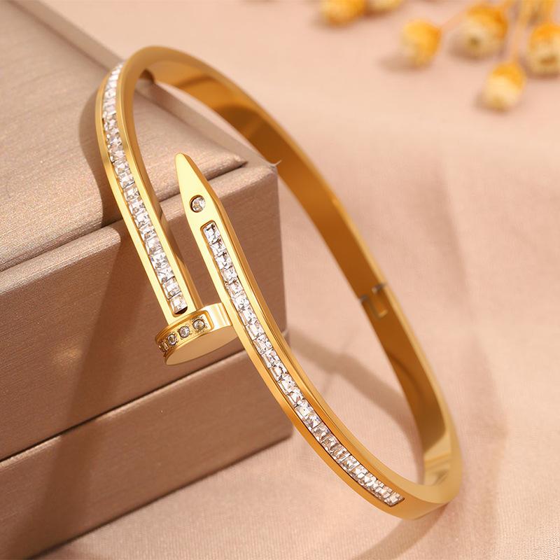 Hot-selling titanium steel bracelet, girls' high-end sense of fashion, popular light luxury in Europe and the United States, Gypsy star love diamond