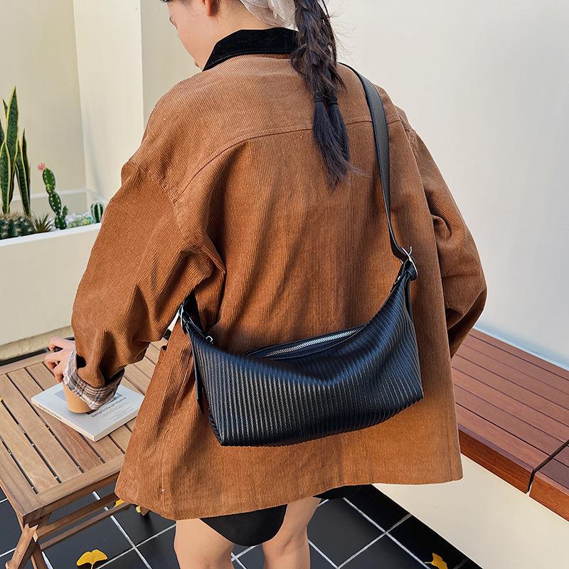 Large capacity bag women's autumn and winter retro 2025 new niche design pleated shoulder bag versatile commuter dumpling bag