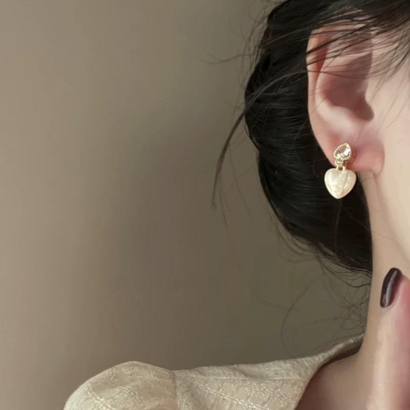 Light Luxury French Retro Zircon Love Stud Earrings Drip Glaze Peach Heart Earrings High-end Niche Design Temperament Ear Jewelry