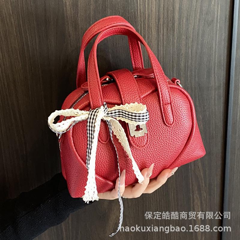 This year's popular small bag women's 2025 new fashion super fire versatile messenger bag commuter small bag