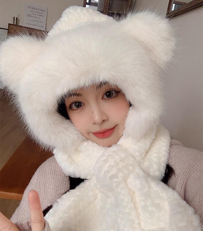 

Женский комплект из трех предметов: зимней шапки, шарфа и перчаток с милым медведем из плотного бархата для тепла и защиты.