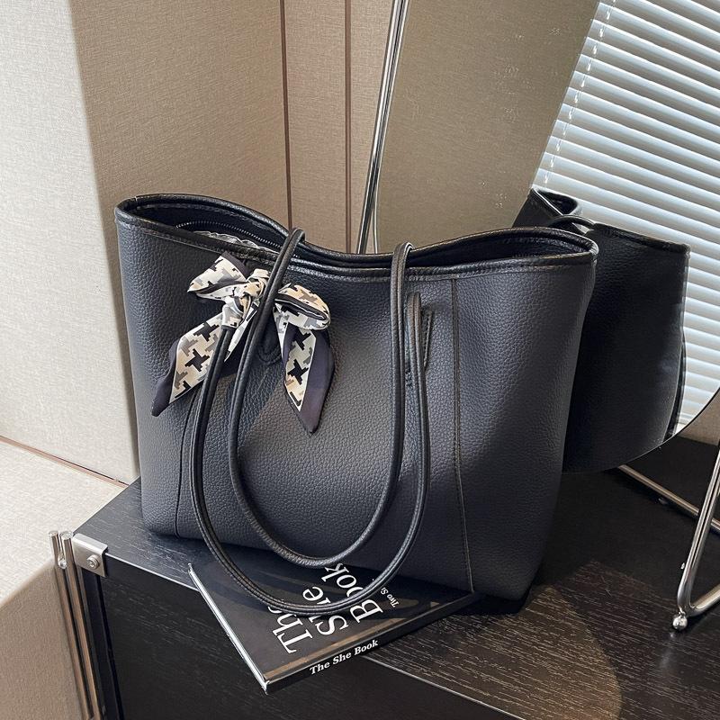 

Вместительная повседневная ретро сумка-тоут женская 2025 новая модная универсальная сумочка для поездок на работу на плечо чёрный