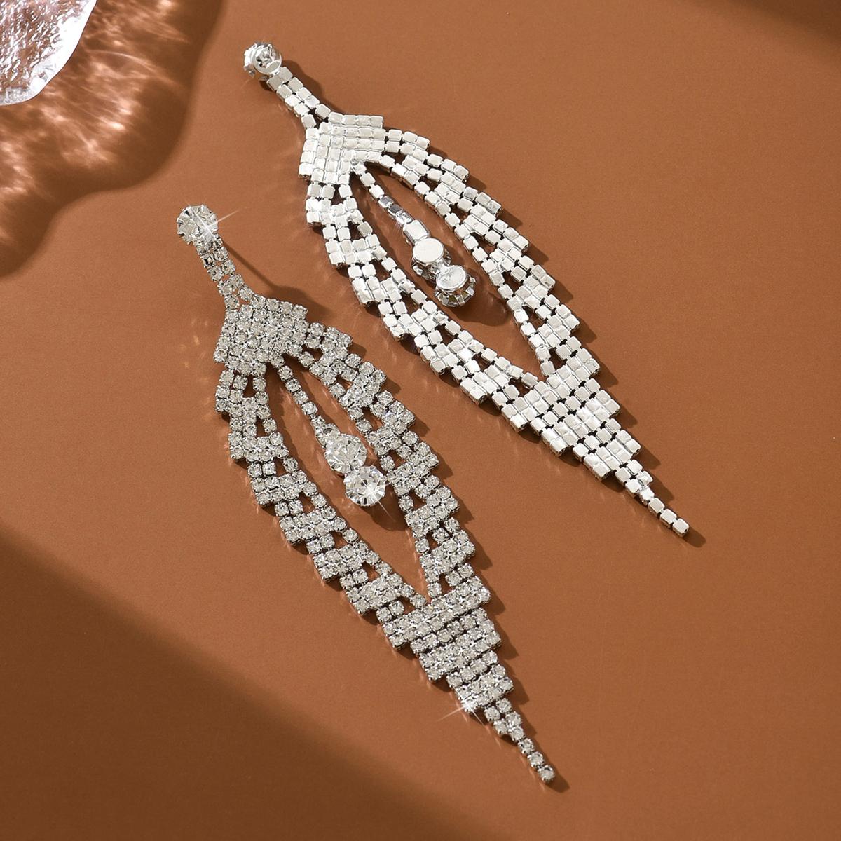 

1 pair of fashionable tassel style feather ear accessories suitable for women shopping and gatherings