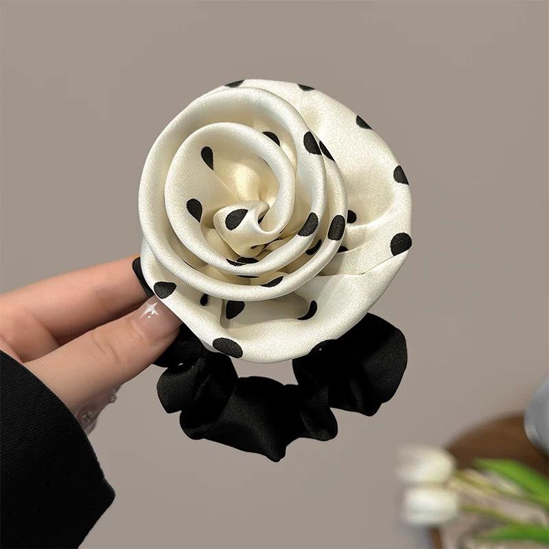 

Текстурована краплинка камелія французька троянда резинка для волосся: Елегантна гумка для зачісок «півпучок», жіночий висококласний аксесуар для волосся.