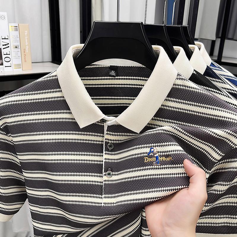 Polo Homme Revers Manches Courtes T-shirt Été Rayé Dessin Animé Brodé Haut Mode Business Casual Vêtements pour Homme 4XL grise