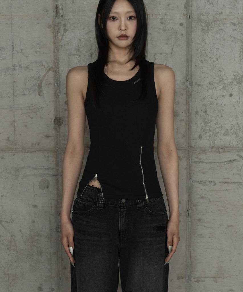 ETRE AU SOMMET Unbal Panel Open Zipper Point Sleeve (Black)